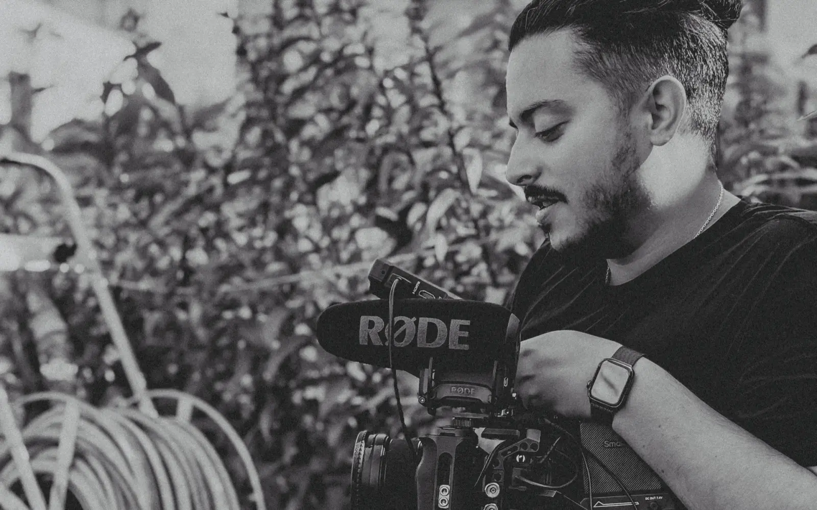 René Ramos, Videograf für Unternehmen in Rendsburg, bei einem Dreh hinter der Kamera
